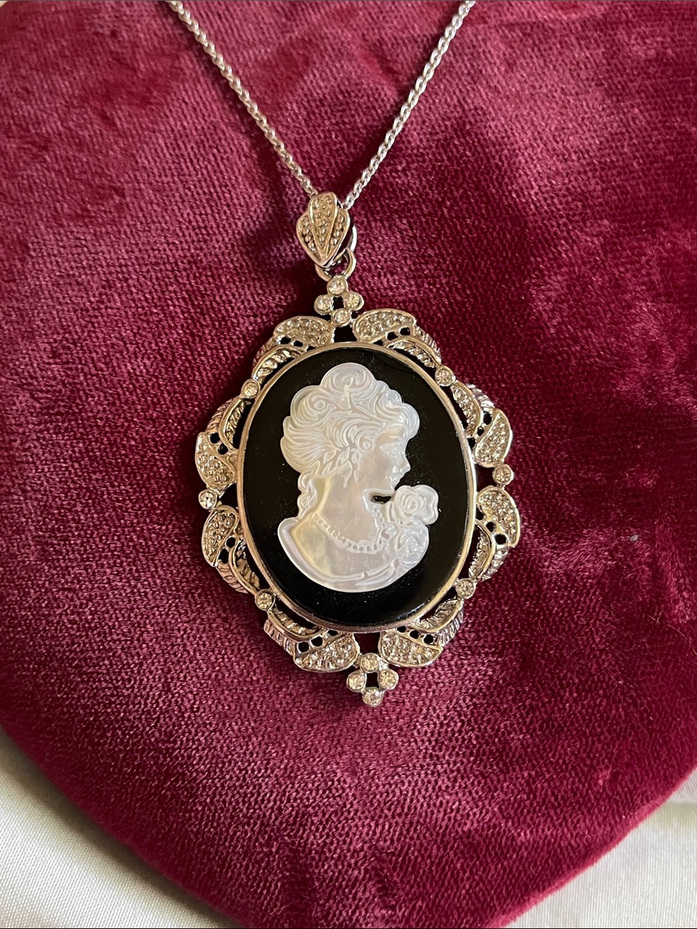Cameo Pendant Necklace VINTAGE NWOT Silver/ Filigree